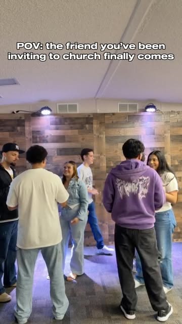 Jóvenes de Fuente Youth conversando en la iglesia