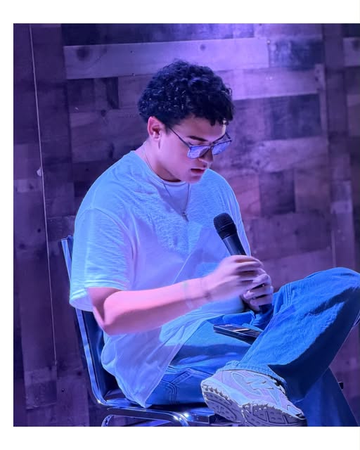 Un joven de Fuente Youth compartiendo con un micrófono